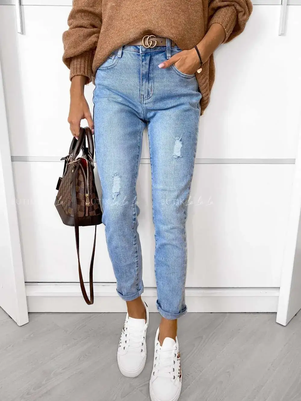 Stylizacje z jeansami na zimę – modne i praktyczne zestawy na każdą okazję