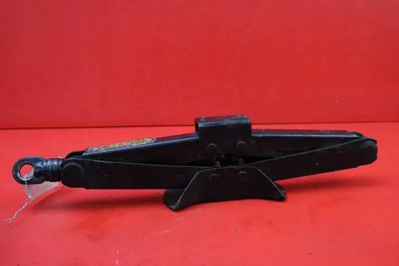 Gdzie dokładnie jest schowany lewarek w Toyocie Yaris? Sprawdź teraz!