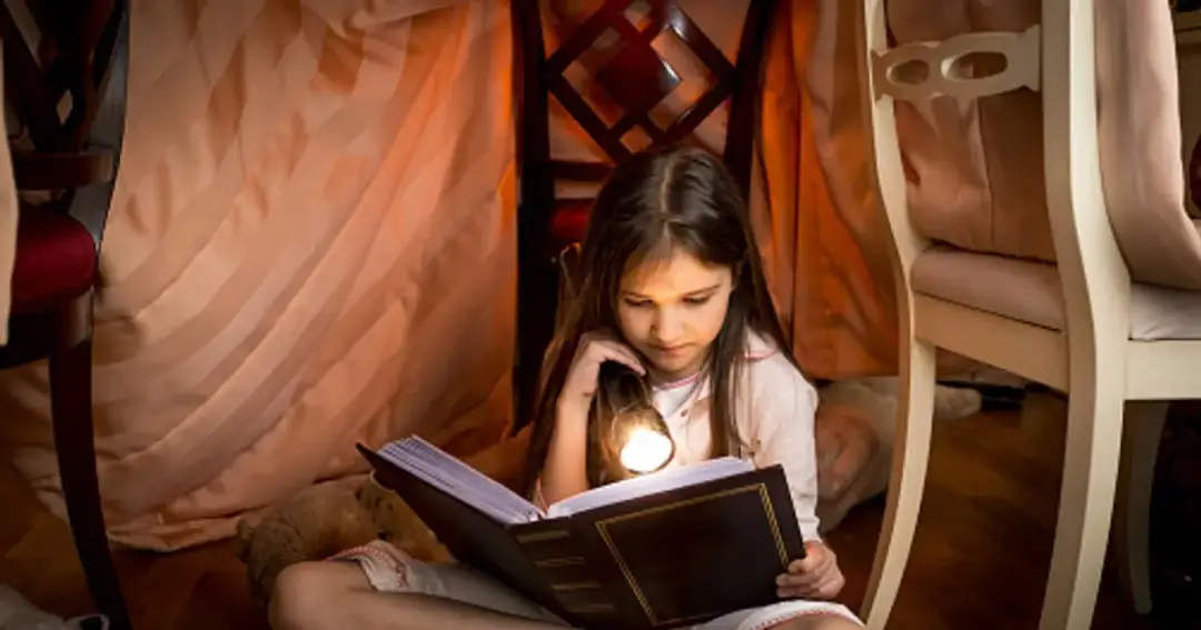 Jak zrobić namiot z krzeseł i koca - proste kroki na zabawę dla dzieci
