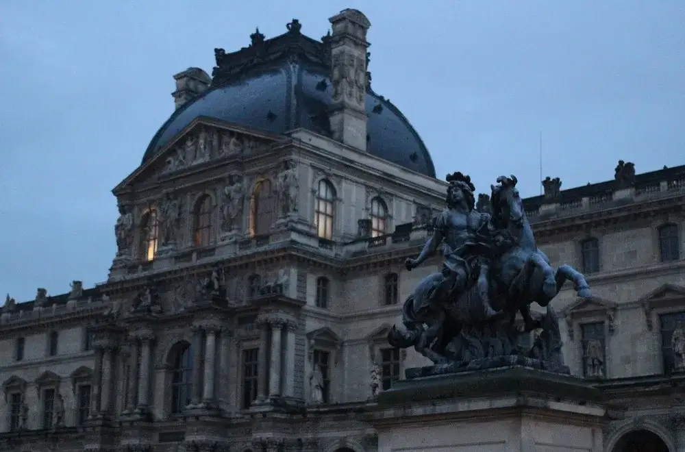 Co jest w Luwrze? Niezwykłe dzieła sztuki, które musisz zobaczyć