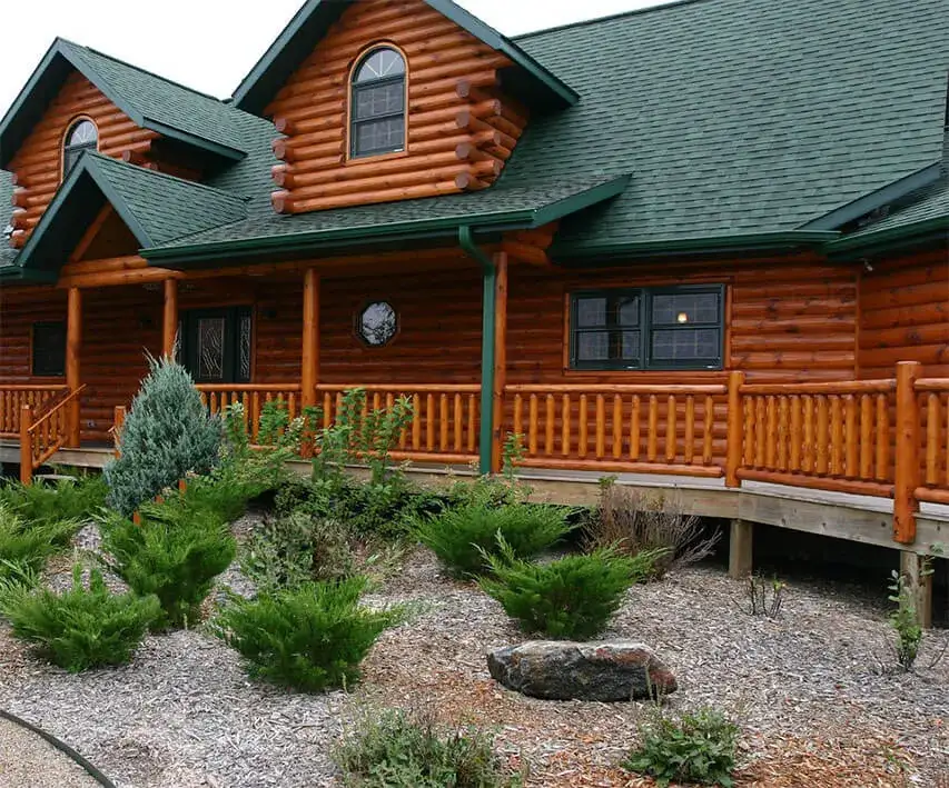 Elewacje domów drewnianych: rodzaje, style i inspiracje 2025