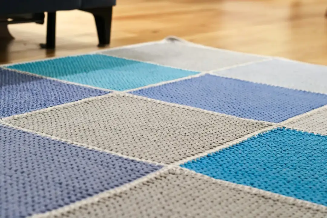 Jak zrobić dywan: instrukcje tuftingu i szydełkowania, które zachwycą