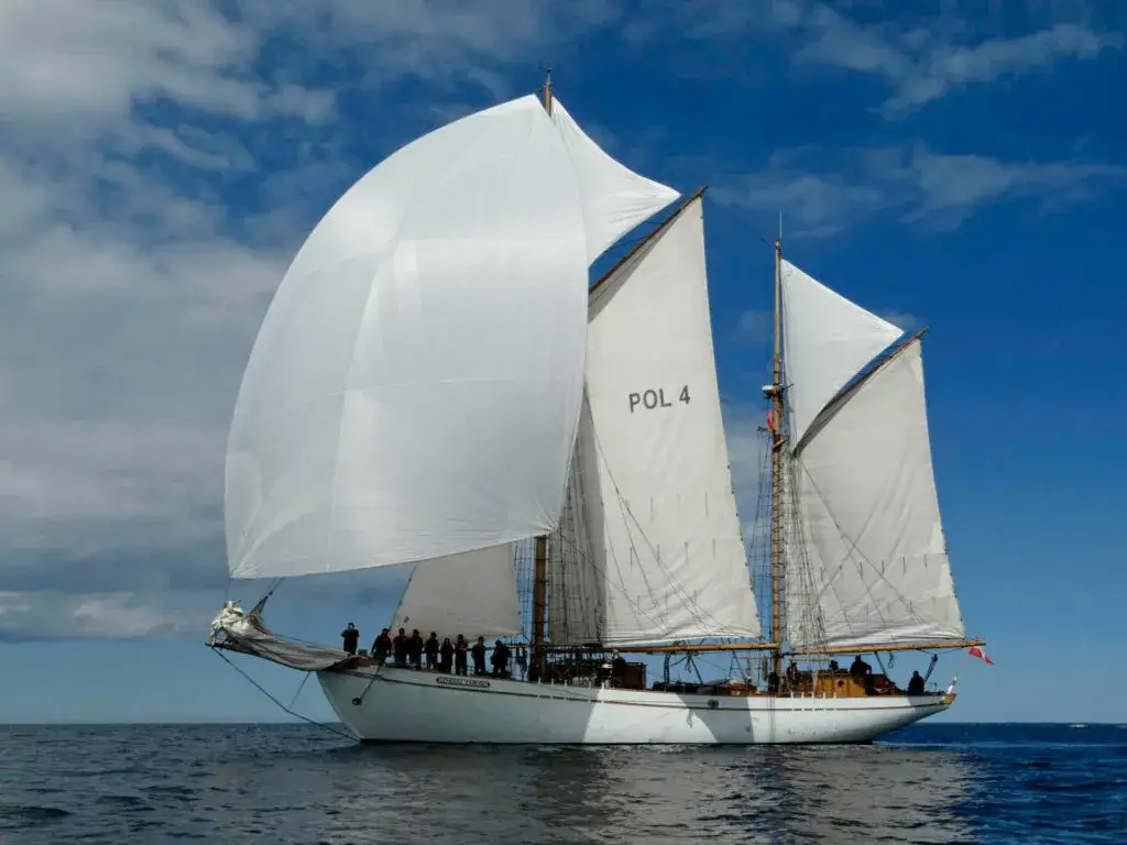 Wybierz swój wymarzony rejs żaglowcem: porównanie tras i ofert 2025