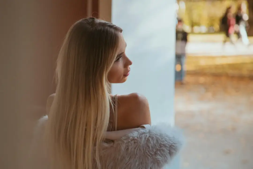 Jak rozjaśnić włosy farbowane bez uszkodzeń? Metody i porady pielęgnacyjne