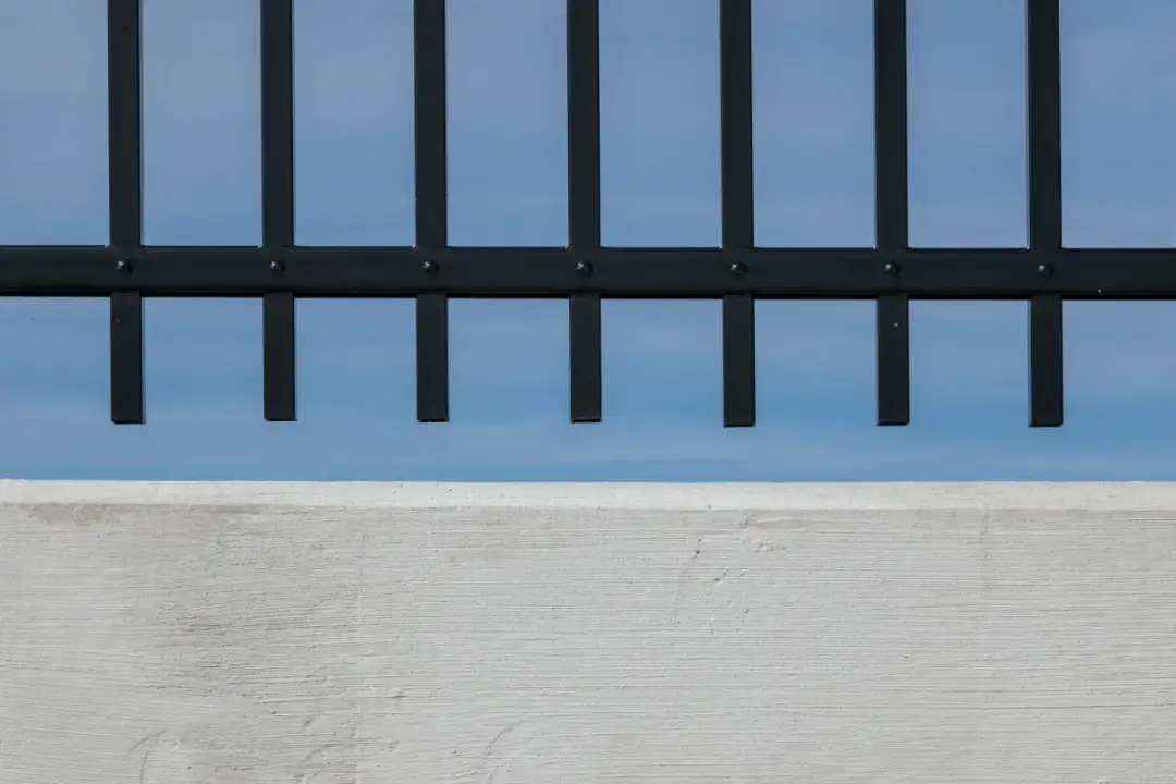 Co zamiast podmurówki pod ogrodzenie? Odkryj lepsze rozwiązania