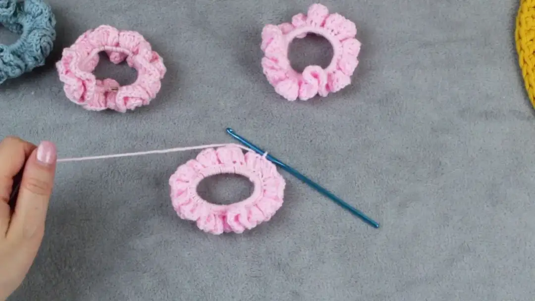 Jak łatwo zrobić gumkę do włosów na szydełku – prosty poradnik dla początkujących