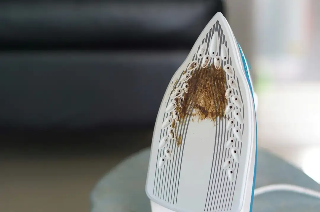 Jak wyczyścić przypalone żelazko teflonowe i zapobiec uszkodzeniom