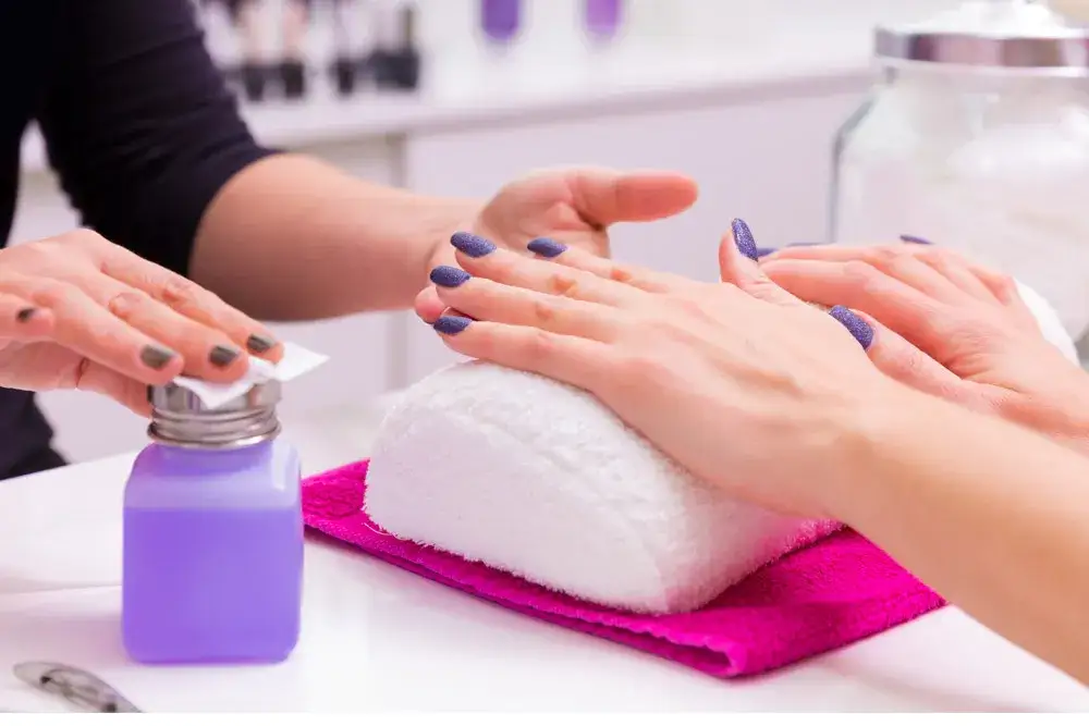 Jakiej firmy zestaw do manicure hybrydowego wybrać, aby zaoszczędzić?