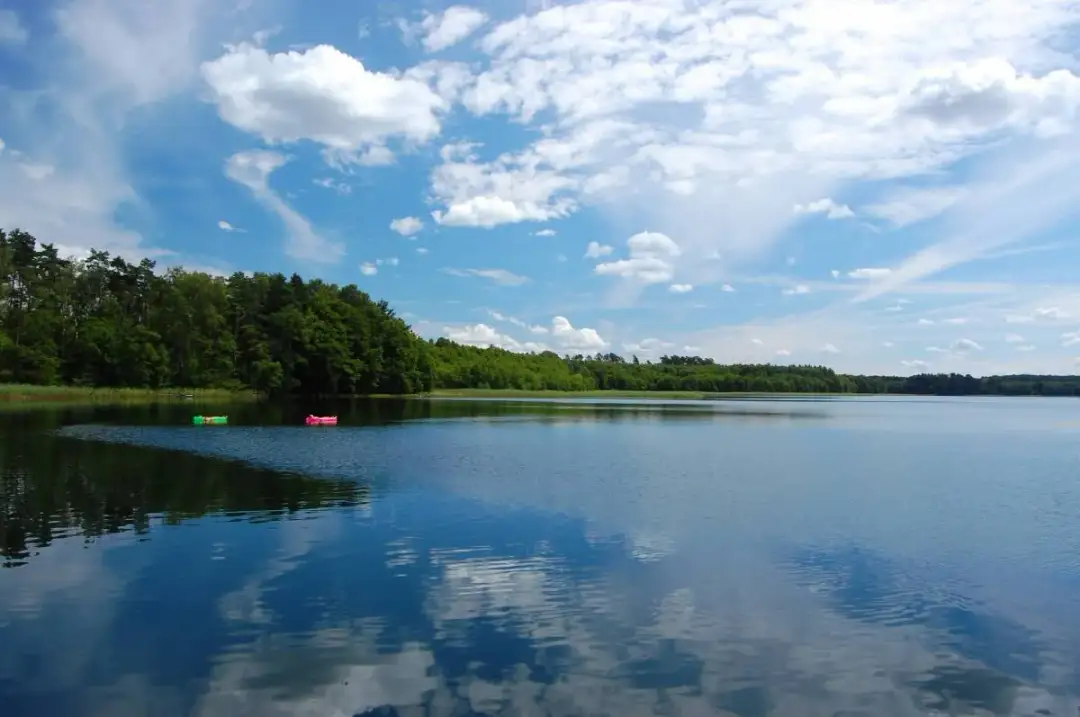 Jezioro Szerokie: raj dla wędkarzy i miłośników natury w Drawieńskim Parku