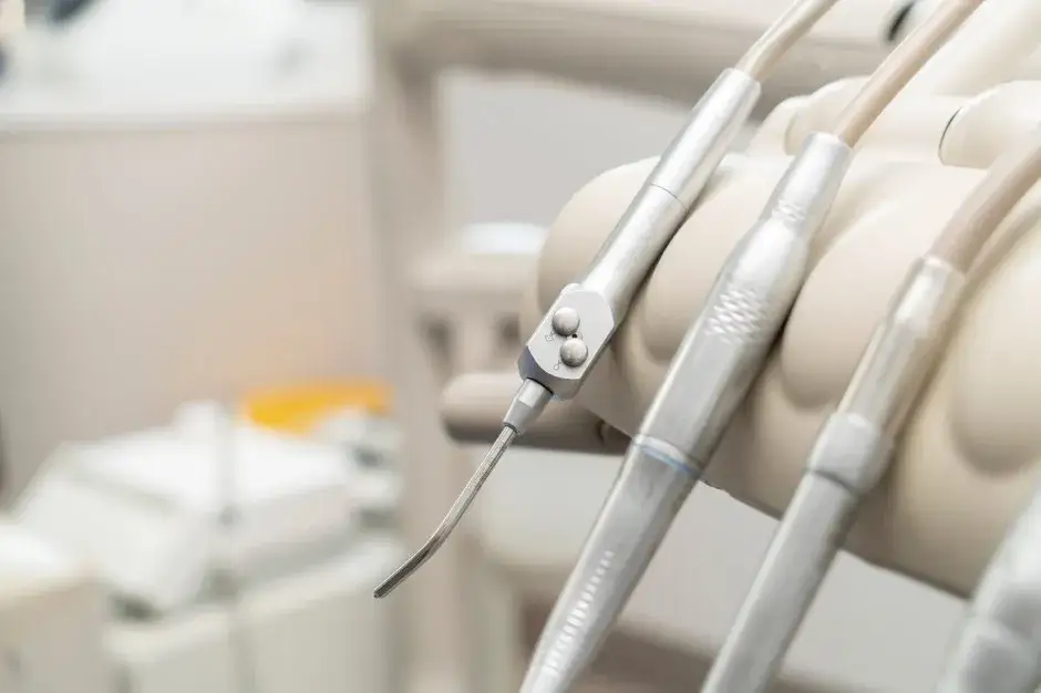 Ile kosztuje znieczulenie u dentysty na NFZ? Sprawdź, to za darmo!