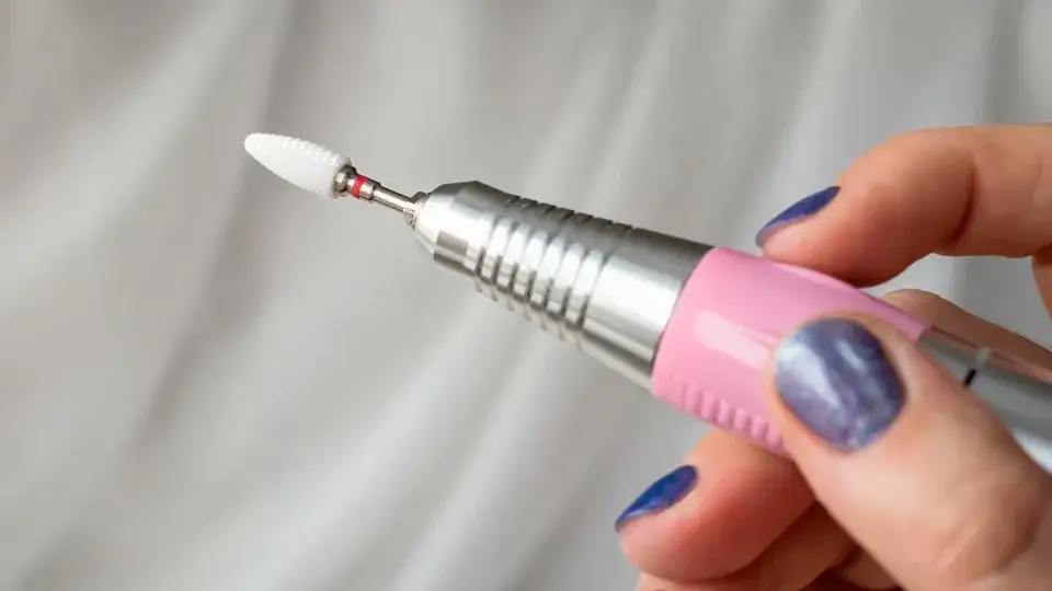 Czym jest frezarka do paznokci? Poznaj jej działanie, zastosowanie i jak wybrać najlepszą