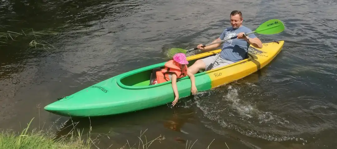 Kajaki od jakiego wieku? Bezpieczne pływanie z dziećmi w kajaku