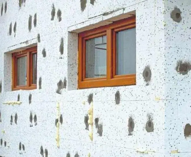 Porównanie styropianu i muru: 1 cm izolacji to ile cegieł?