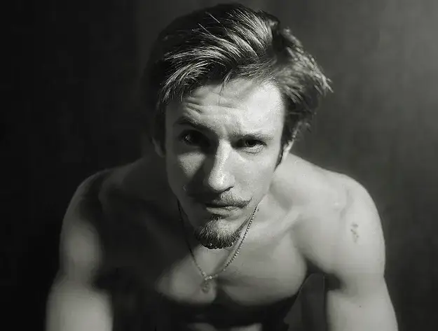 Jakie jest zastosowanie glinki do włosów męskich?