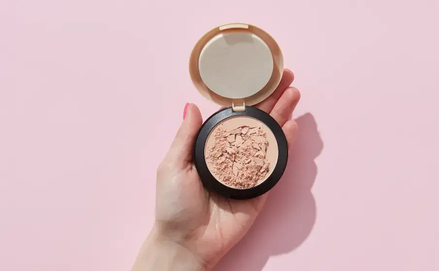 Najlepszy puder do cery dojrzałej - porównanie i zalety produktów