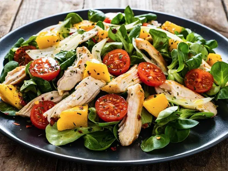 Jak zrobić sałatkę z kurczakiem - pyszne przepisy na każdą okazję