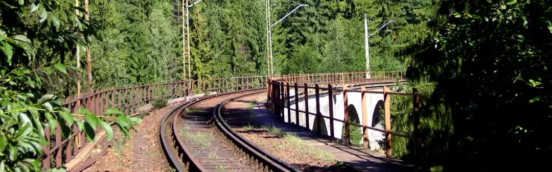 Jak dojechać do Ustronia pociągiem - szybkie trasy i tanie bilety