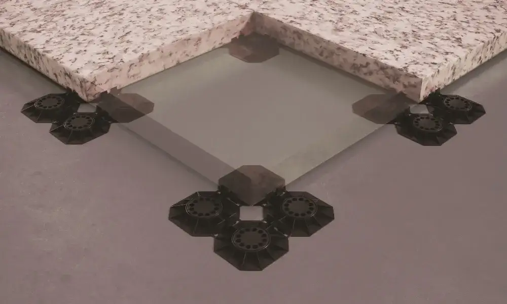 Płytki na tarasie jak przyklejać, by uniknąć odpadania i uszkodzeń