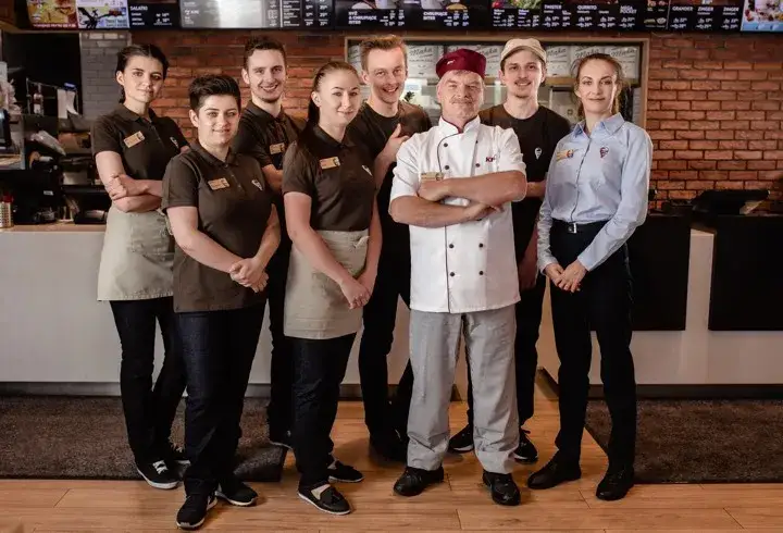 Pełne zestawienie zarobków w KFC: Realne stawki, premie i benefity