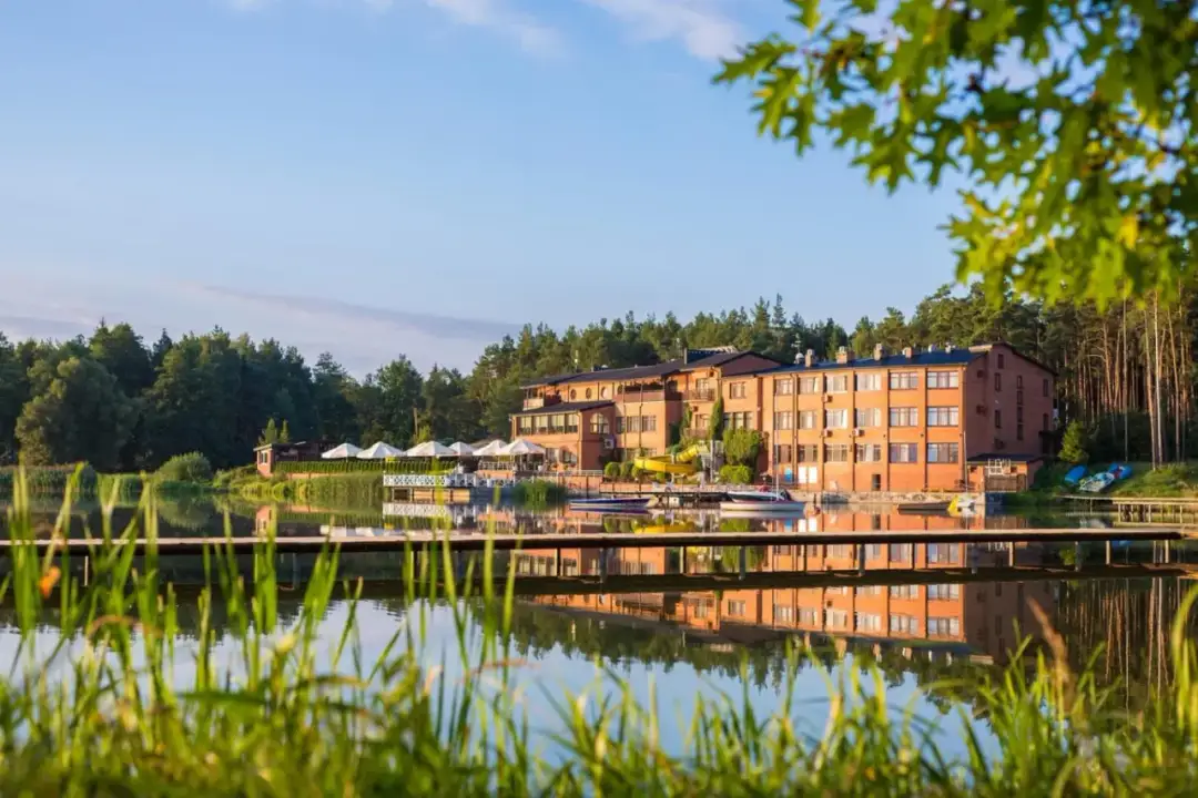 Najlepsze hotele nad jeziorem w Pomorskiem – gdzie wypocząć i co zobaczyć w okolicy
