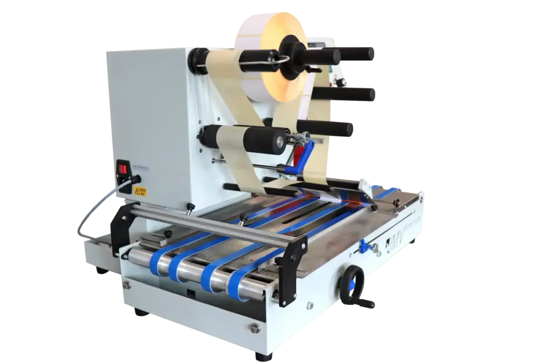 Zaawansowane etykieciarki przemysłowe i zakręcarki automatyczne w produkcji