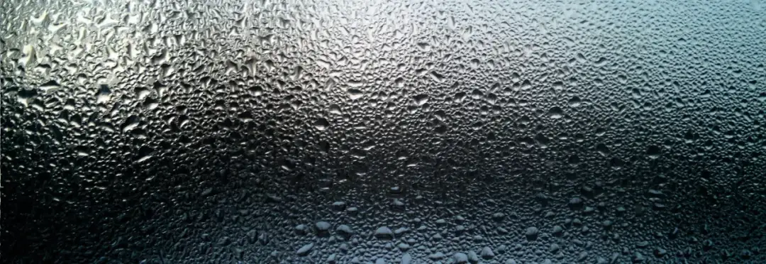 Dlaczego jest para na oknach? Poznaj przyczyny i sposoby na problem