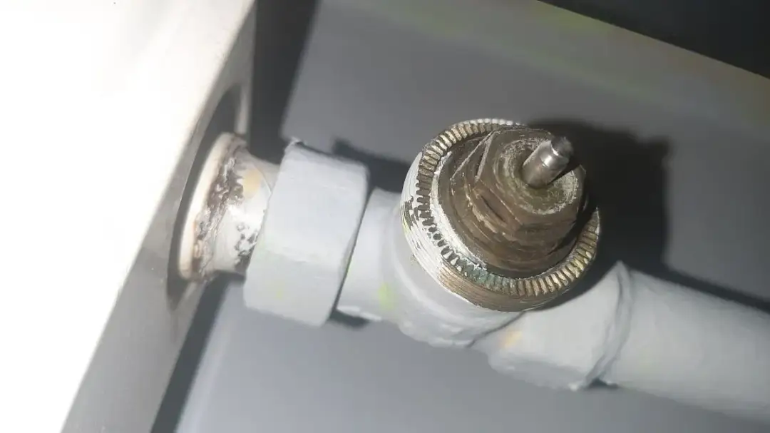 Jak wymienić zawór w grzejniku i uniknąć kosztownych napraw