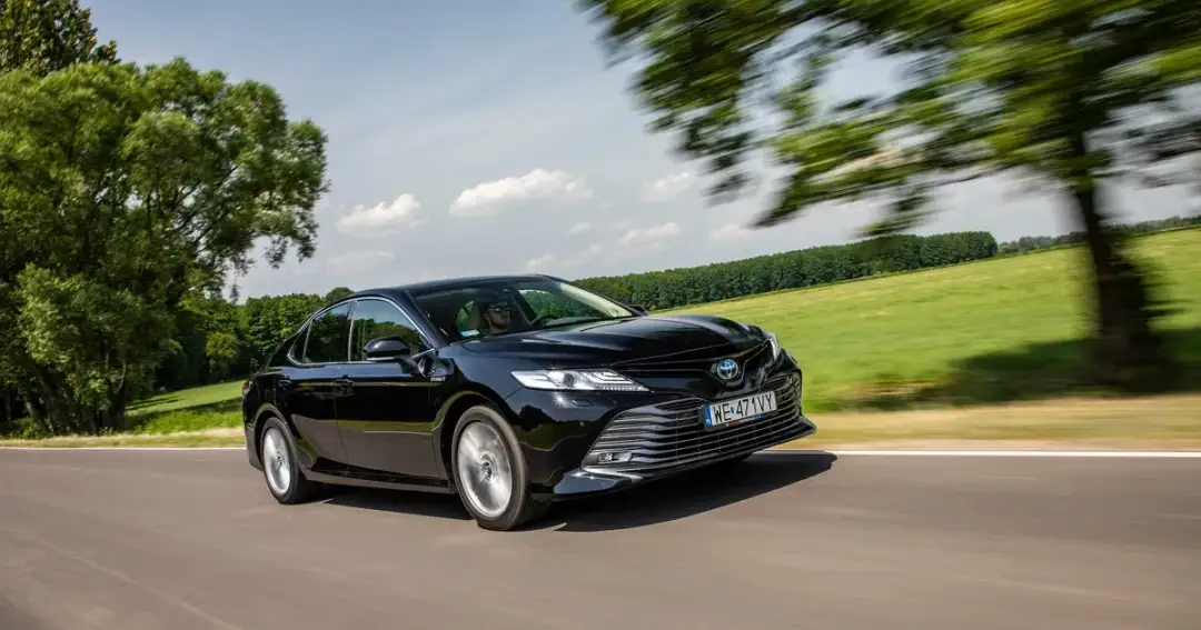 Ile pali Toyota Camry Hybrid? Zaskakujące wyniki spalania w praktyce