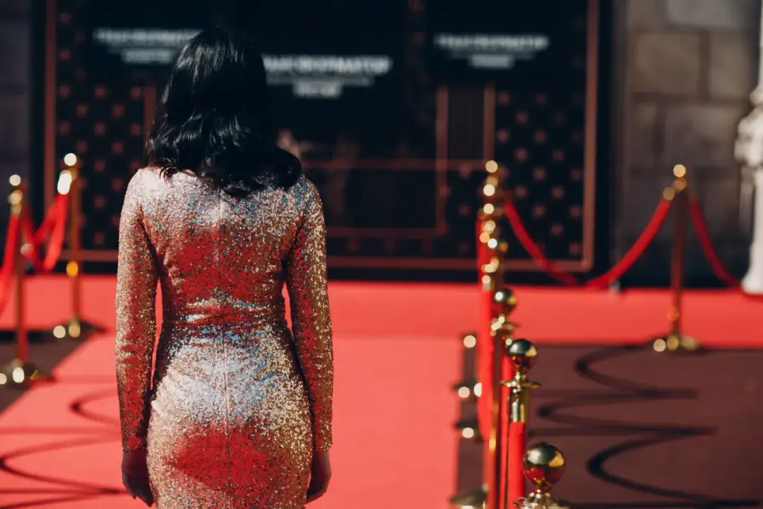 Jak się ubrać na imprezę w stylu red carpet: kompletny poradnik elegancji