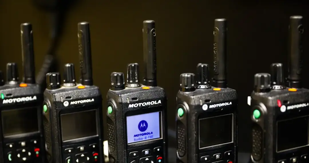 Częstotliwości na jakich nadaje policja: aspekty techniczne i prawne