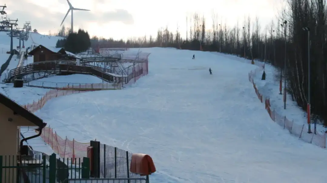 Gdzie na narty blisko Łodzi? Odkryj najlepsze stacje narciarskie
