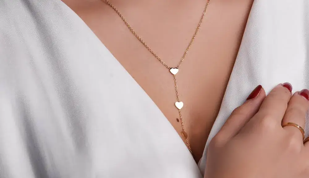 Jak idealnie dopasować naszyjnik do dekoltu – uniknij stylizacyjnych błędów