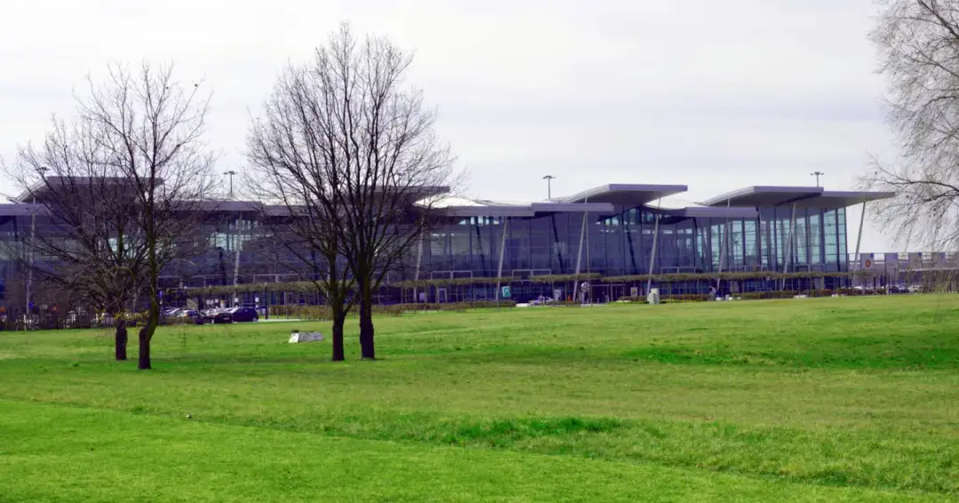 Jak dojechać na lotnisko we Wrocławiu z dworca PKP - sprawdź najlepsze opcje