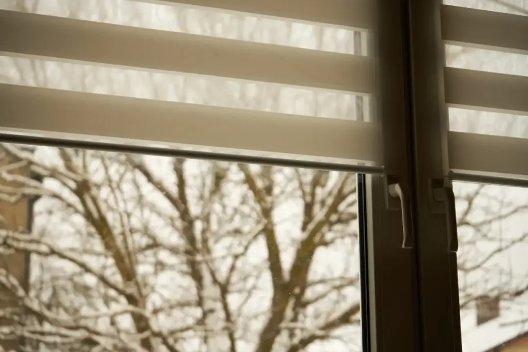 Jak wybrać idealne rolety na okno dachowe? - Poradnik zakupowy