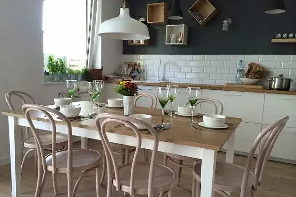 Jak tanio umeblować kuchnię: 10 sprytnych sposobów na oszczędności