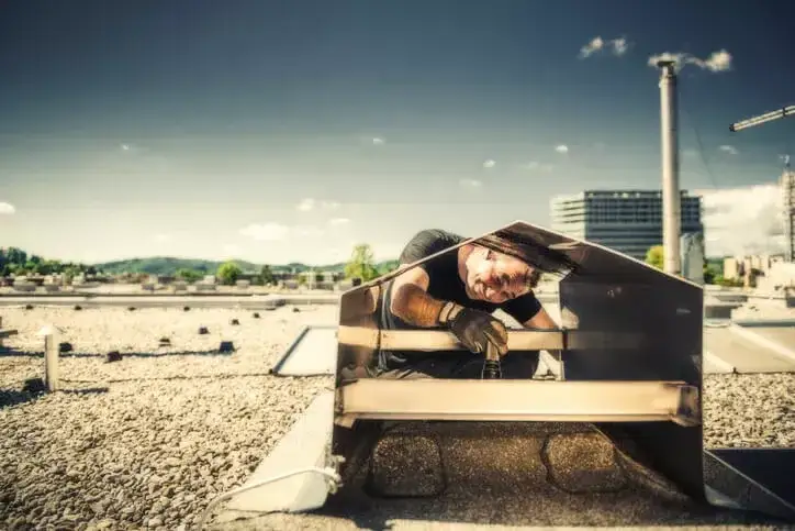 Co dokładnie sprawdza kominiarz przy odbiorze budynku? Kluczowe wymagania i błędy