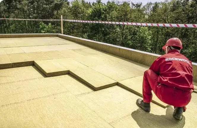 Jak wykonać spadek na dachu płaskim: kompletny poradnik