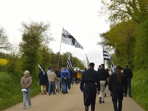 Bretończycy: Odkryj ich bogatą kulturę i tradycje w Bretanii