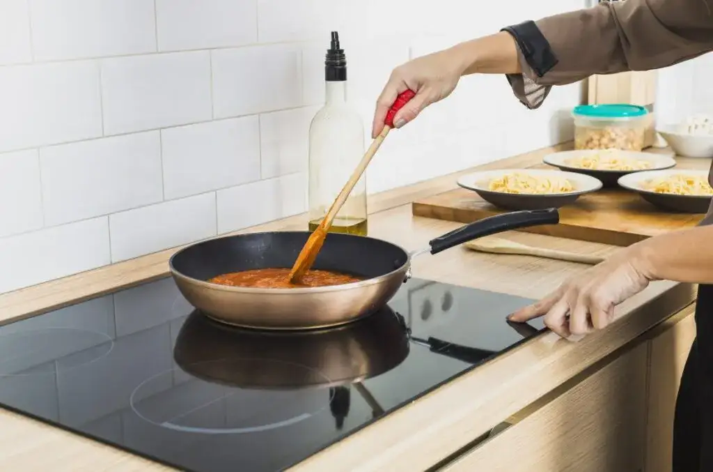 Jak bezpiecznie oszukać płytę indukcyjną i używać zwykłych garnków