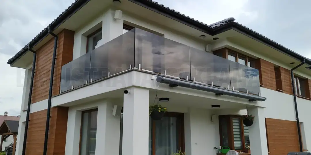 Balustrada szklana na balkon: montaż, zalety i inspiracje