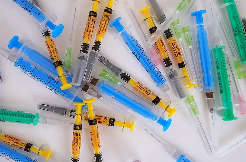 Gdzie wyrzucić zużyte strzykawki i igły, aby uniknąć zagrożeń?