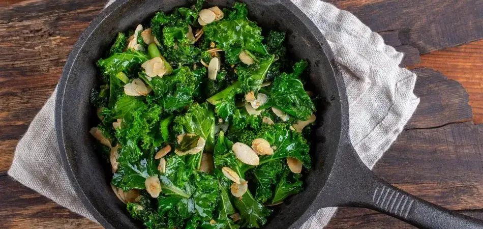 Najlepszy sposób jak przyrządzić jarmuż na patelni - przepis krok po kroku