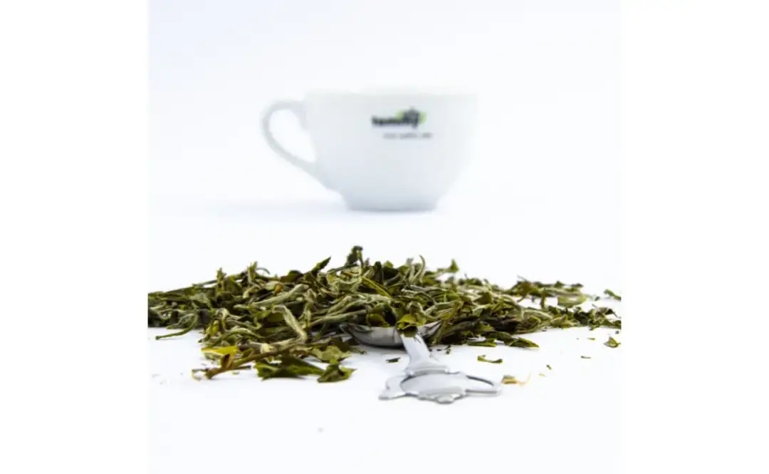 Jak parzyć białą herbatę, aby uniknąć gorzkiego smaku i cieszyć się aromatem