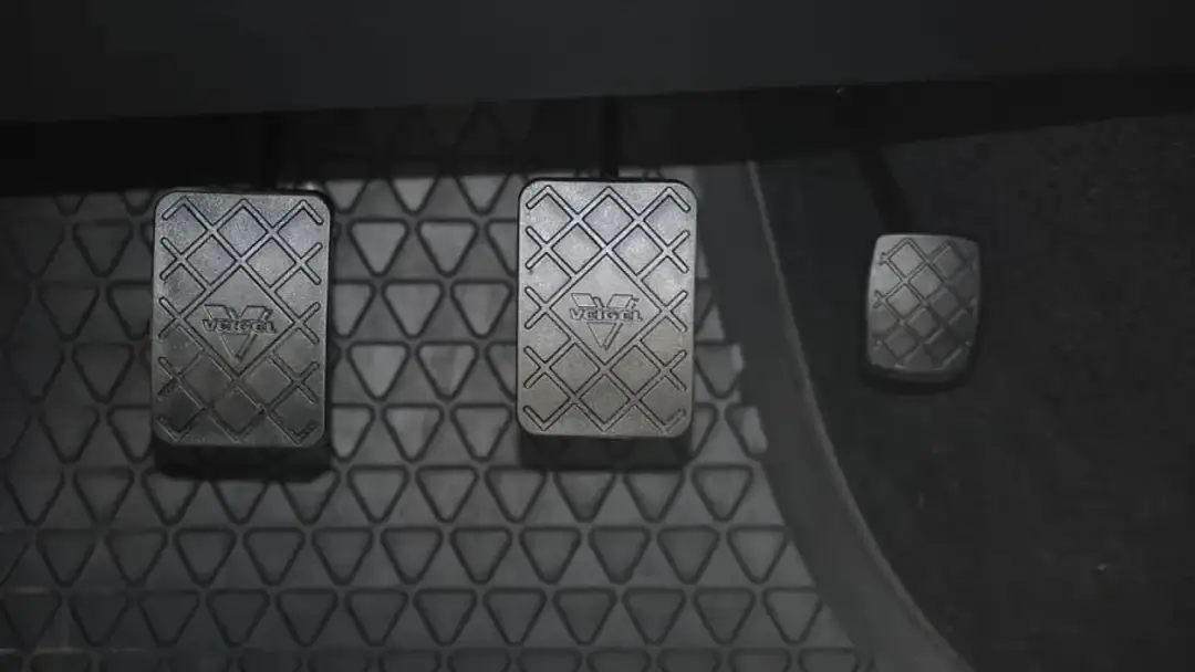 ¿Cuánto cuesta reparar el pedal de embrague que se queda abajo?