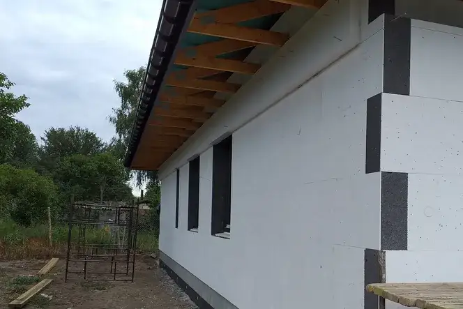 Najlepsze firmy produkujące styropian na elewację: opinie ekspertów 2025