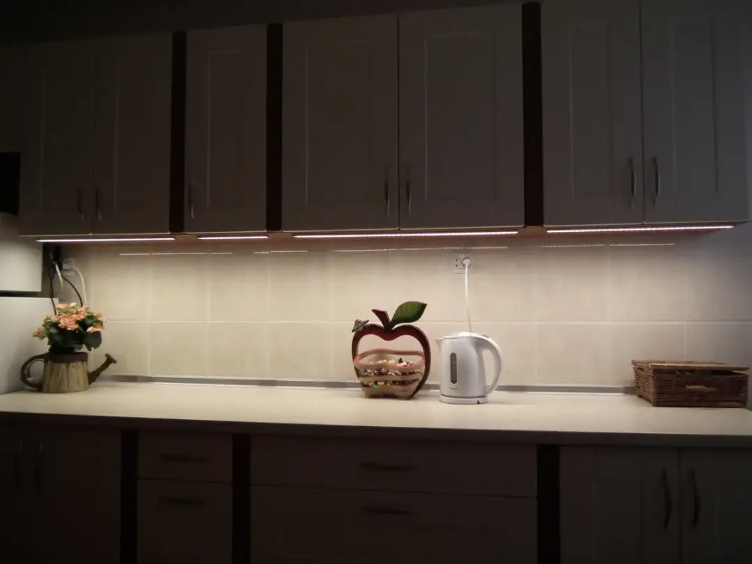 Jak zrobić oświetlenie pod szafkami w kuchni - proste kroki i porady
