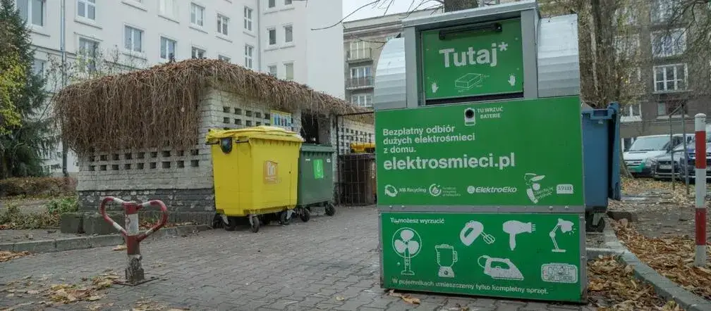 Gdzie oddać elektrośmieci w Warszawie? Sprawdź punkty zbiórki i uniknij kar!