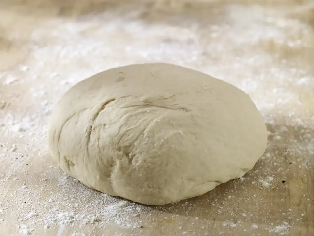 Ile powinno rosnąć ciasto na pizzę, aby uzyskać idealną konsystencję?