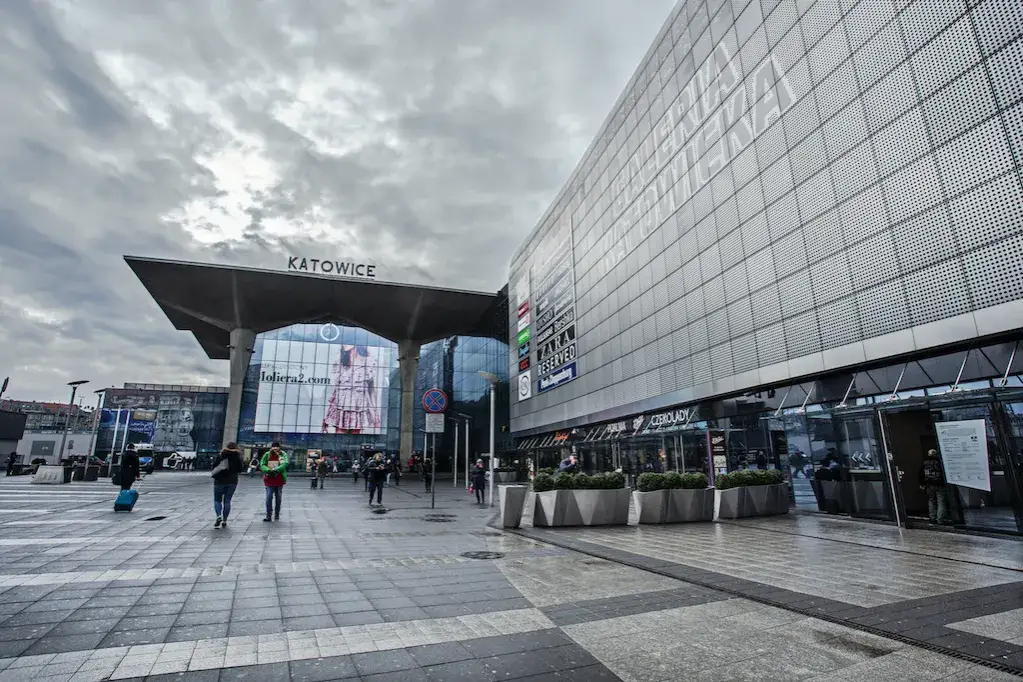 Gdzie można dojechać pociągiem z Katowic? Najlepsze kierunki na podróż