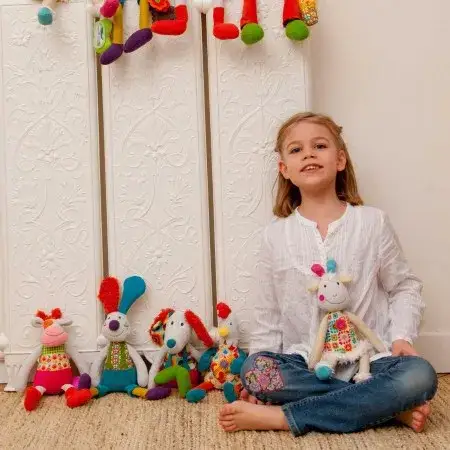 Przytulanka sensoryczna od kiedy? Dowiedz się, jak wspiera rozwój dziecka